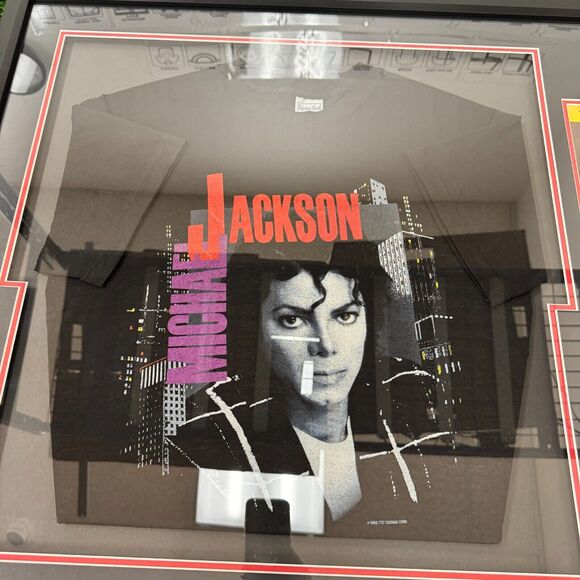 1988 Michael-Jackson Memorabilia Framed 41x29 Shirt And Magazine - Picture 3 of 14